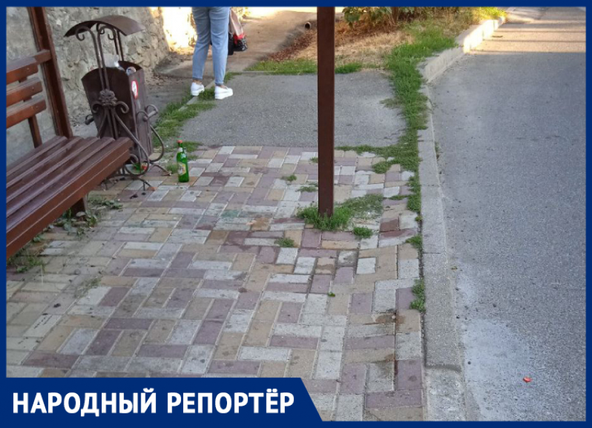 «Мусор, окурки и проваленная плитка»: состояние остановки шокировало жителя Ставрополя