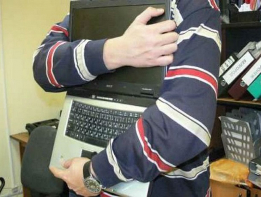  Мужчина, работавший программистом в сельской школе на Ставрополье, похитил оттуда 11 ноутбуков