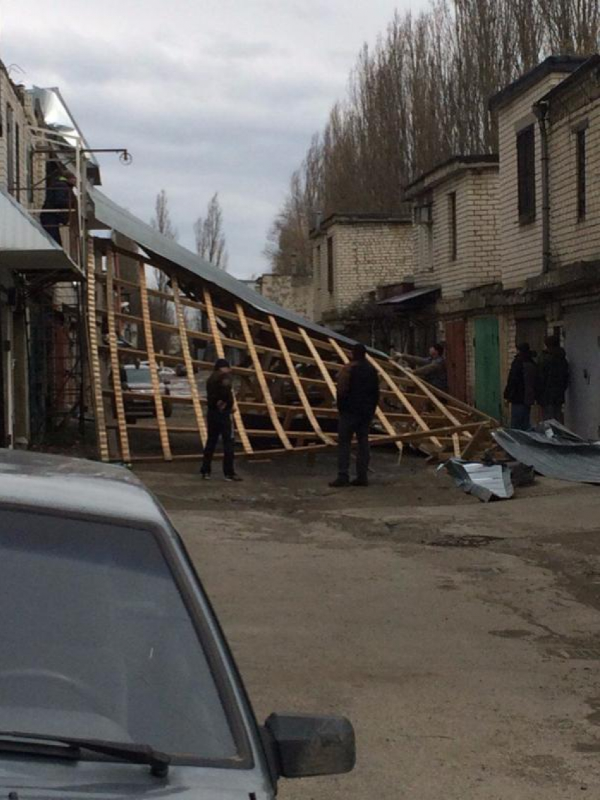 В Ставрополе ветер снес крышу гаражного кооператива