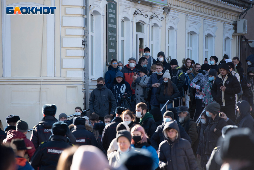 «Позор!»: митингующих на площади ставропольцев вытесняют к зданию МВД