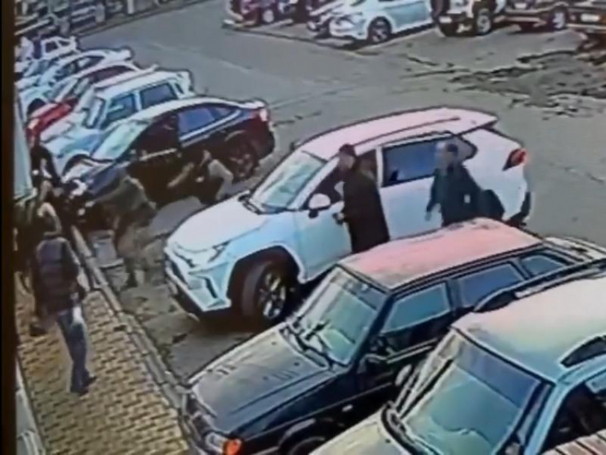 Ставропольцы избили знакомого и вымогали у него 11,5 миллиона рублей в Черкесске