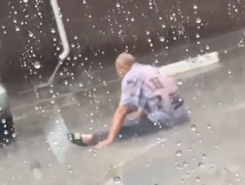 Странный мужчина шокировал жителей Ставрополя купанием в лужах