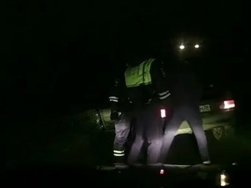 С трудом передвигавшегося на ногах мужчину заставили встать из-за руля полицейские на Ставрополье 