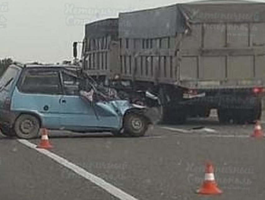 "Всмятку": жесткая авария с участием грузовика и «Оки» произошла на Ставрополье 