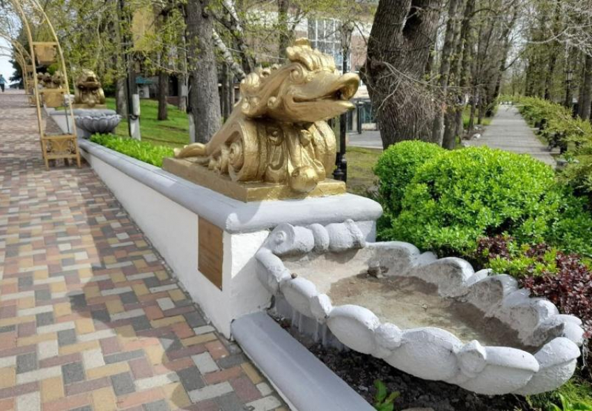 После жалоб на реставрацию «Дельфинов» в Ставрополе мэрия пообещала воссоздать скульптуры в точности 