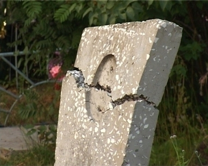 Подростки разбивали надгробия на кладбищах в Курском районе