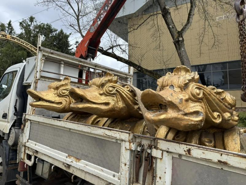 На реставрацию забрали еще 3 скульптуры «Дельфинов» из центра Ставрополя
