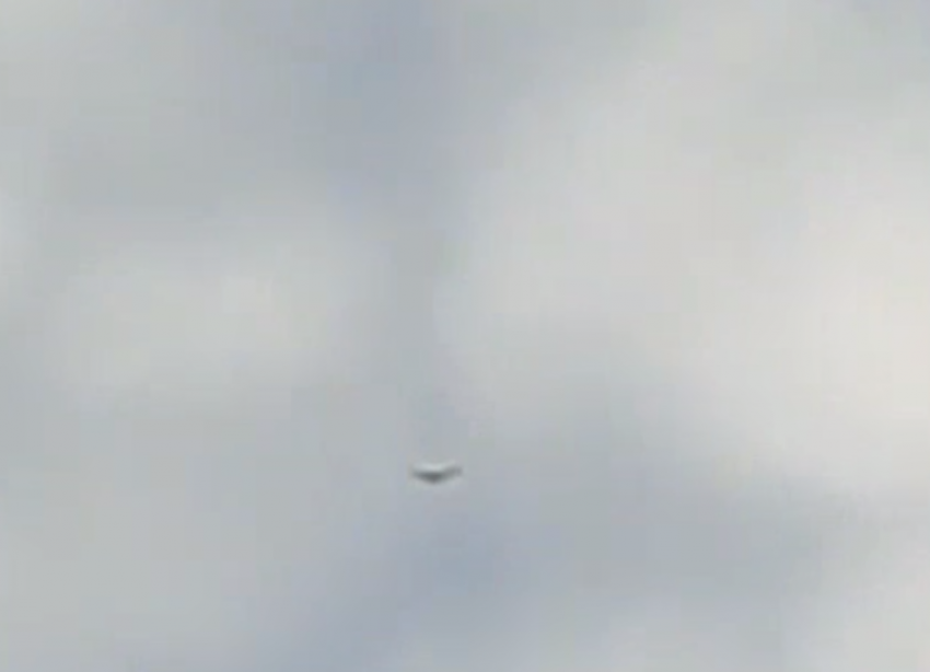 Похожий на беспилотник объект в небе попал на видео в Ставрополе