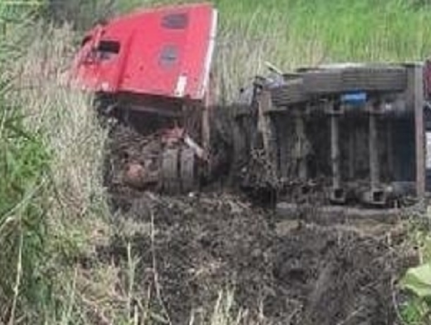 Большегруз после отказа тормозов перевернулся на Деминском кругу около Ставрополя