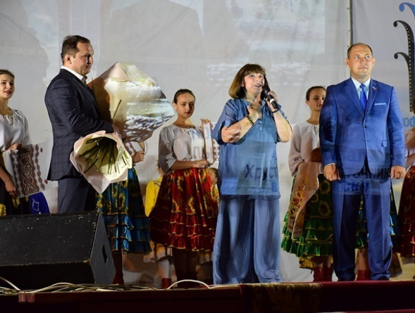 Наталья Варлей вместе с жителями Георгиевска спела «Песню про медведей»