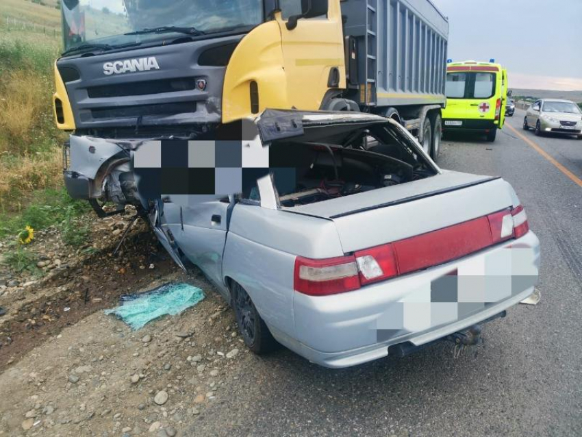 Жуткая авария на Ставрополье унесла жизнь водителя легковушки 