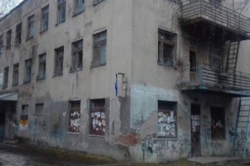 Заброшенное здание рядом со школой и детской поликлиникой на Ставрополье обеспокоило мать двоих детей