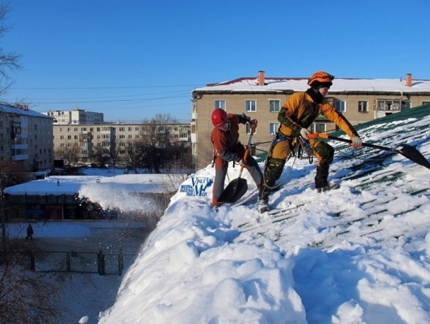 Кто должен сбивать сосульки с крыш и убирать снег во дворе рассказали в минЖКХ Ставрополья