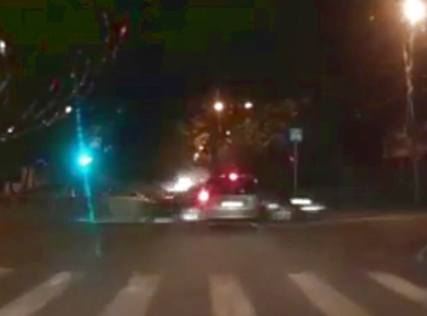 Момент столкновения «Ауди-8» и «Мазды» на улице Розы Люксембург в Ставрополе попал на видео