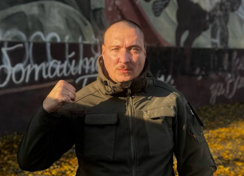 «Восхвалял и прославлял Владимира Путина»: Евросоюз ввел санкции против живущего на Ставрополье рэпера Ромы Жигана