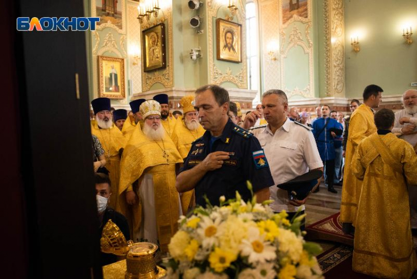 Толпа ставропольцев пришла поклониться мощам Александра Невского, несмотря на запрет массовых мероприятий