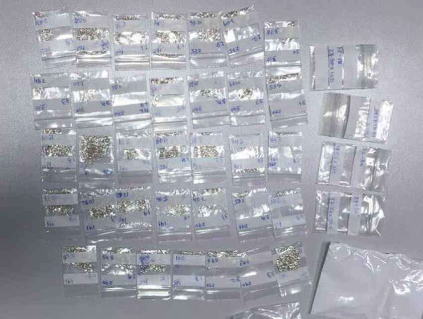 40 тысяч бриллиантов женщина пыталась выдать за фианиты в аэропорту Минеральных Вод