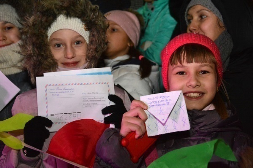 Первые письма в почтовый ящик Деда Мороза положили юные ставропольцы