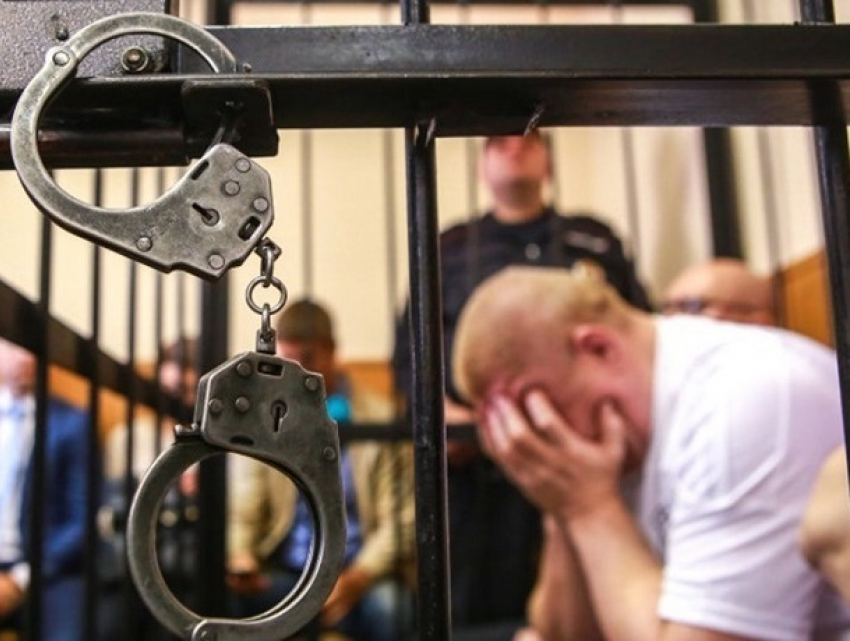 Экс-глава районного следственного отдела и его помощник-участковый получили сроки за взятки на Ставрополье