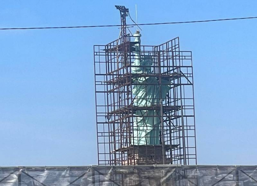 «На нашей земле не нужны символы США»: граждане негодуют из-за установки статуи Свободы на Ставрополье