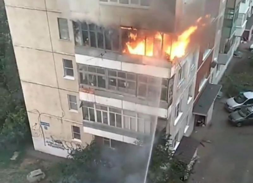 В Ставрополе на улице 45-я Параллель загорелась квартира