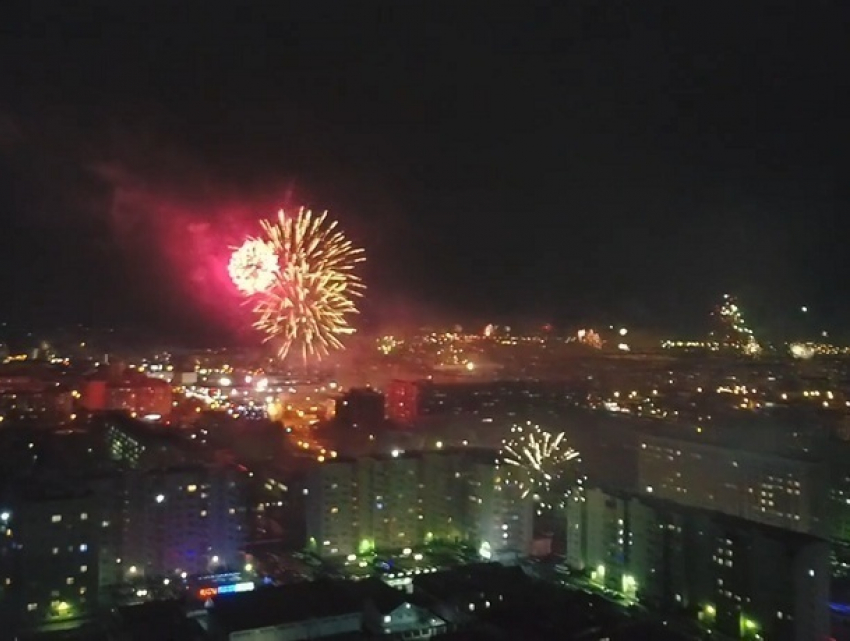 "Полыхающий» салютом Ставрополь в новогоднюю ночь попал на красочное видео 