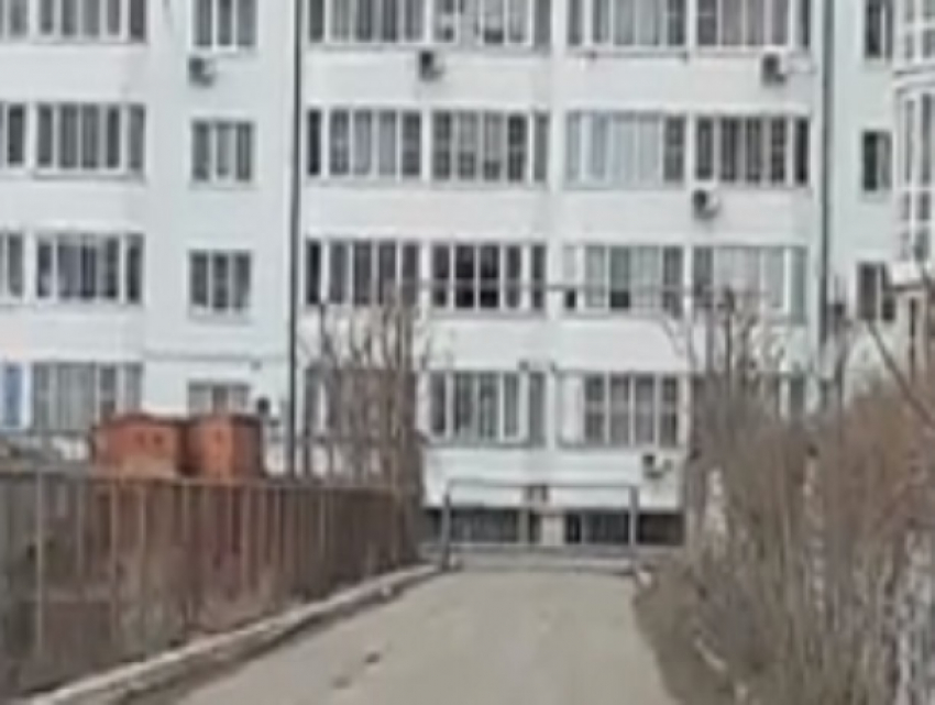 Если пожар, «скорая» приедет, кто будет открывать? – житель Пятигорска об установленных воротах во двор «многоэтажки» 