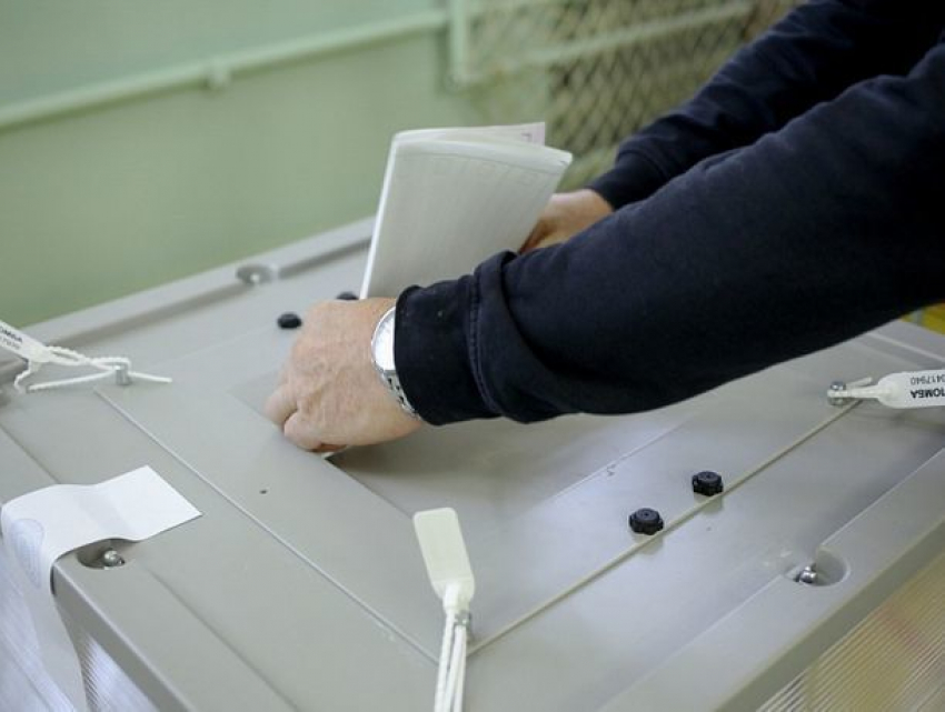 В Карачаевске двое мужчин совершили вбросы бюллетеней в избирательные урны, - наблюдатели