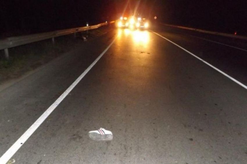 Ночью около Ставрополя водитель насмерть сбил пешехода и скрылся