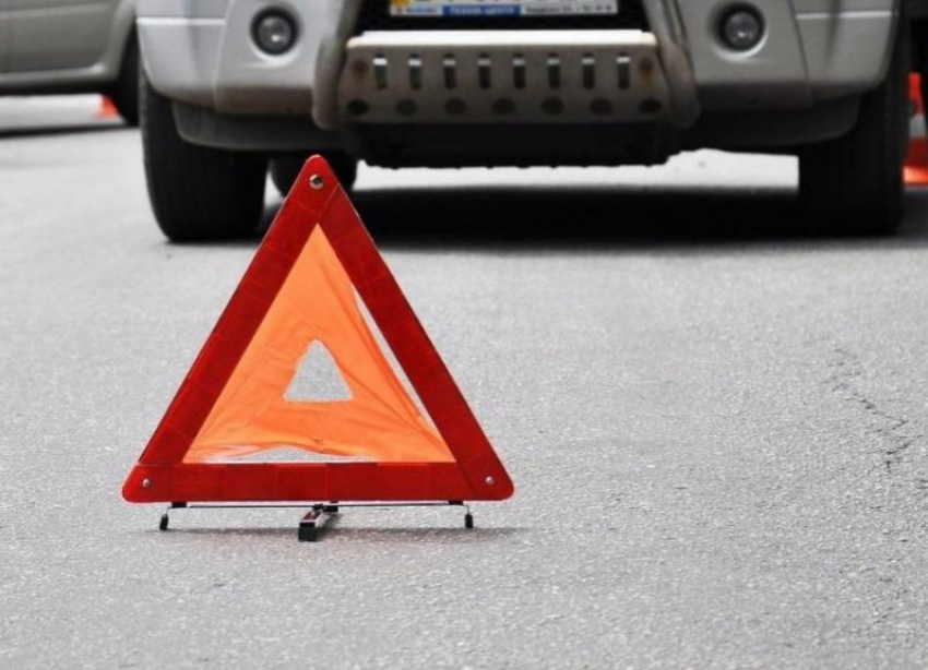 Шестилетний ребенок выбежал на дорогу и попал под колеса автомобиля в Изобильном