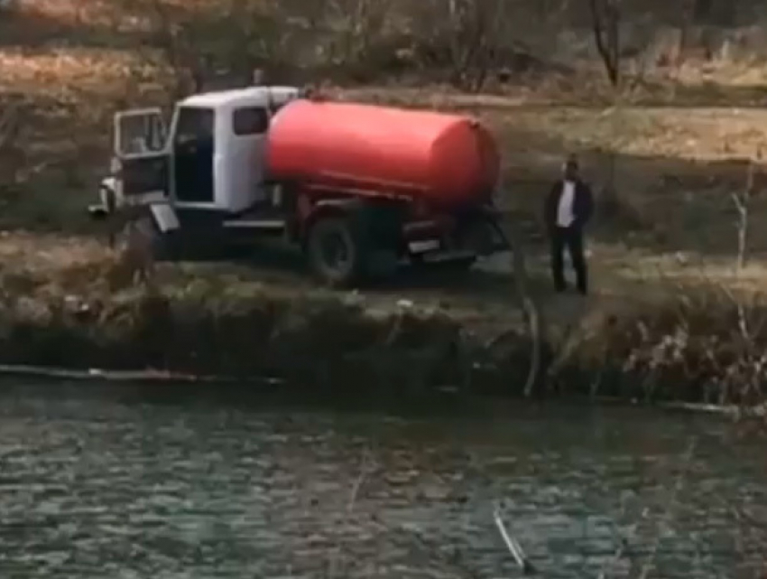 Несанкционированный слив отходов в пруд попал на видео в Ессентуках