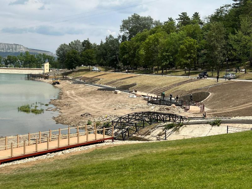 На берегу озера в Кисловодске появятся четыре грота желаний