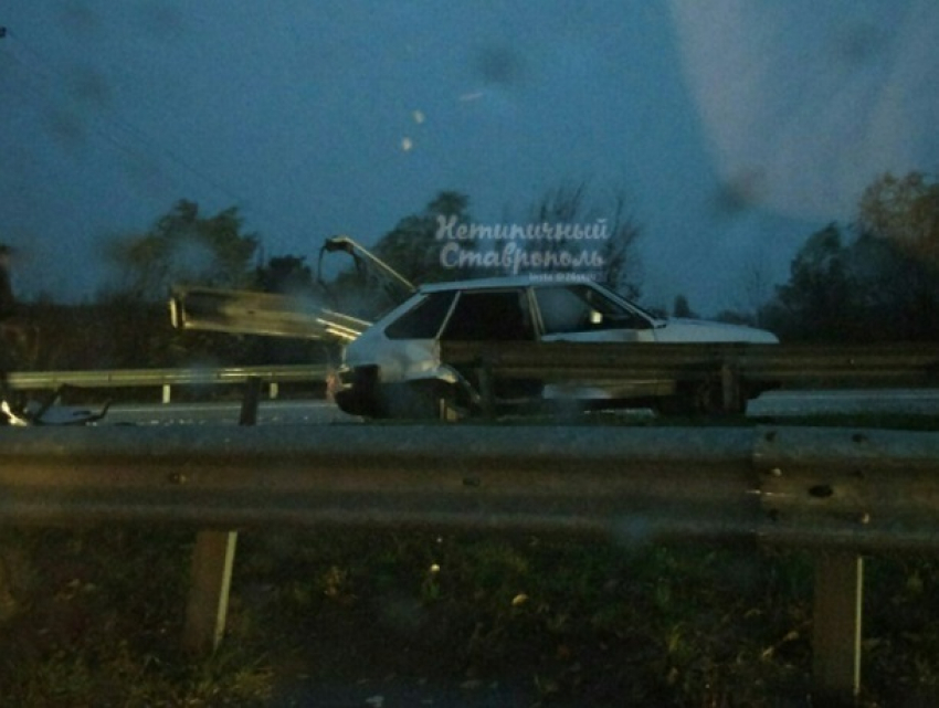 «Девятке» оторвало заднюю дверь после столкновения с дорожным ограждением под Ставрополем