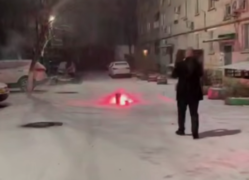 В Георгиевске устроили новогодний обстрел авто из салютов: видео