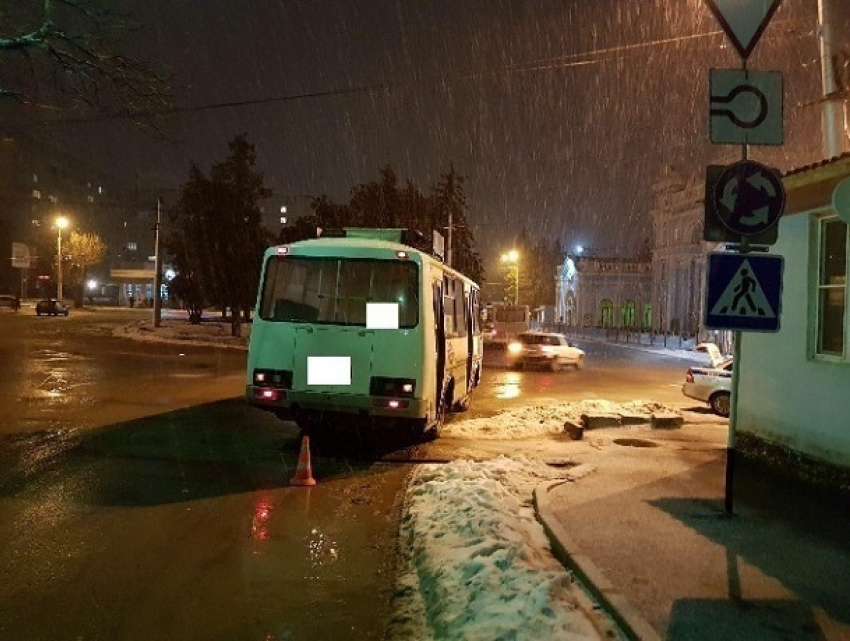 Во время торможения водитель неисправного автобуса «опрокинул» пассажирку в Ставрополе  