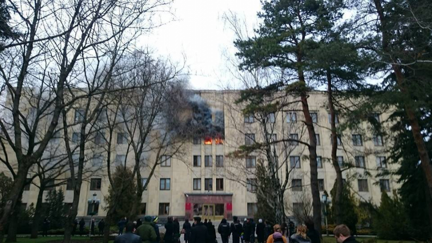 Один из пострадавших на пожаре в Думе Ставрополья был доставлен в реанимацию 