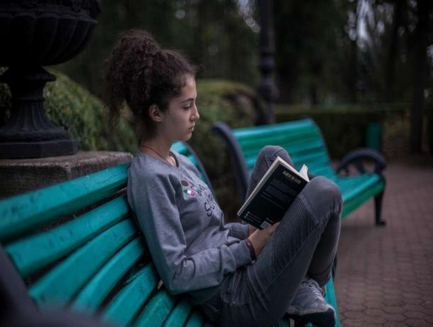 Читальный зал под открытым небом открыли в Центральном парке Ставрополя