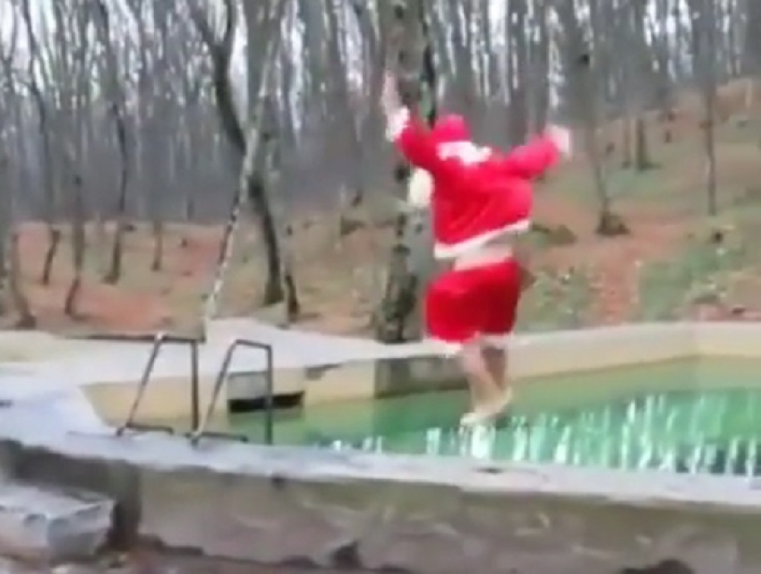 Прыжок отчаянного Деда Мороза в ледяную воду на Холодных родниках сняли на видео в Ставрополе
