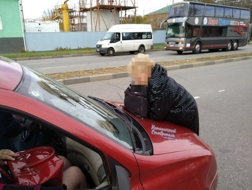 Нетрезвая женщина набросилась на машину такси посреди дороги в Ставрополе