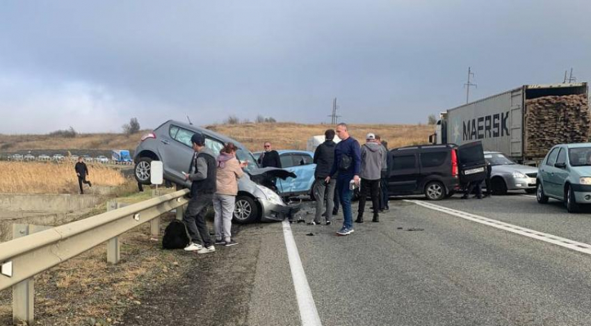 Многокилометровая пробка образовалась из-за ДТП на выезде из Ставрополя