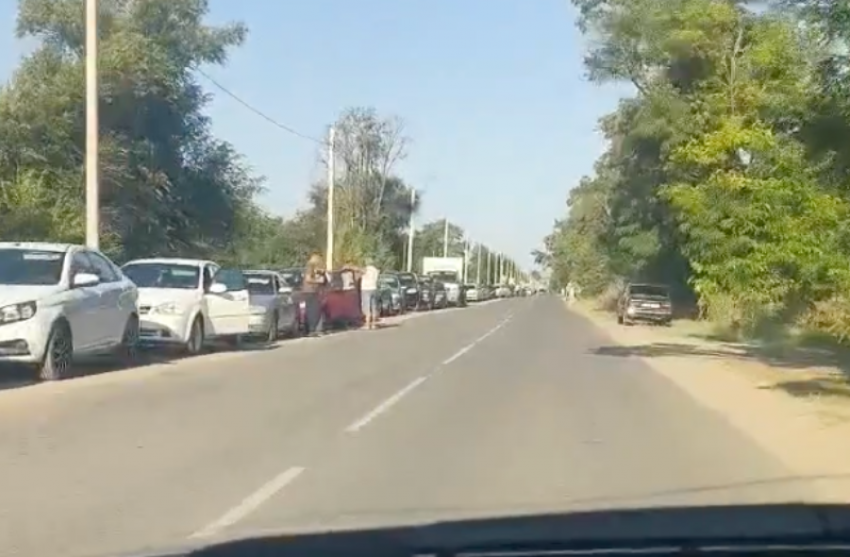 По 150-200 машин на заправке: проблемы с топливом на Ставрополье продолжаются 