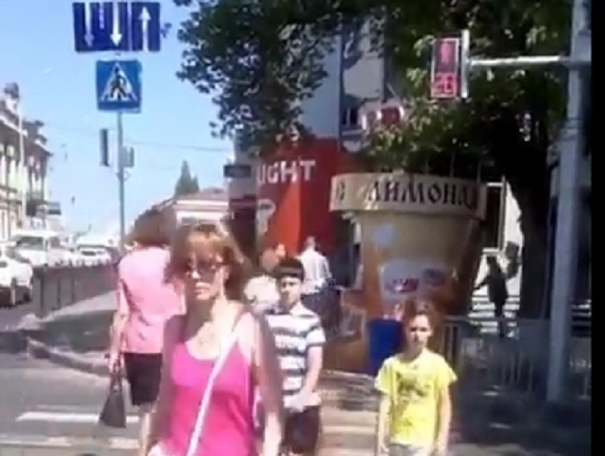 Неудобно переделанный светофор в Ставрополе вынуждает жителей переходить на «красный»