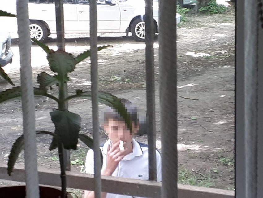 «Школьники курят под окнами, орут и матерятся, управы на них нет», - житель Ставрополя