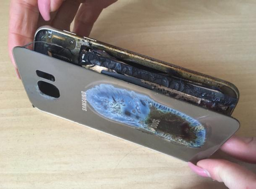 Дорогостоящий телефон взорвался в момент зарядки у жительницы Ставрополя