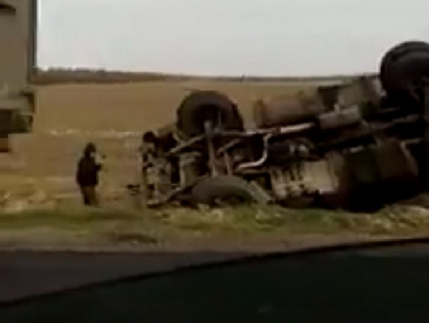 Водитель КамАЗа проигнорировал знак ограничения скорости до 70 км/ч и перевернулся  на трассе в Ставропольском крае