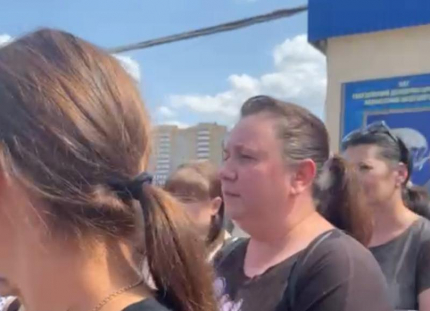 Закрытые ворота военной части и полиция встретили жалобы жен и матерей мобилизованных в Ставрополе