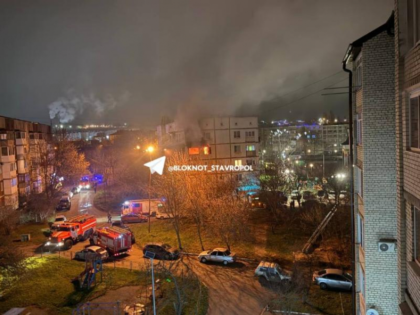 Двоих детей и семерых взрослых пришлось эвакуировать после ночного пожара в Ставрополе