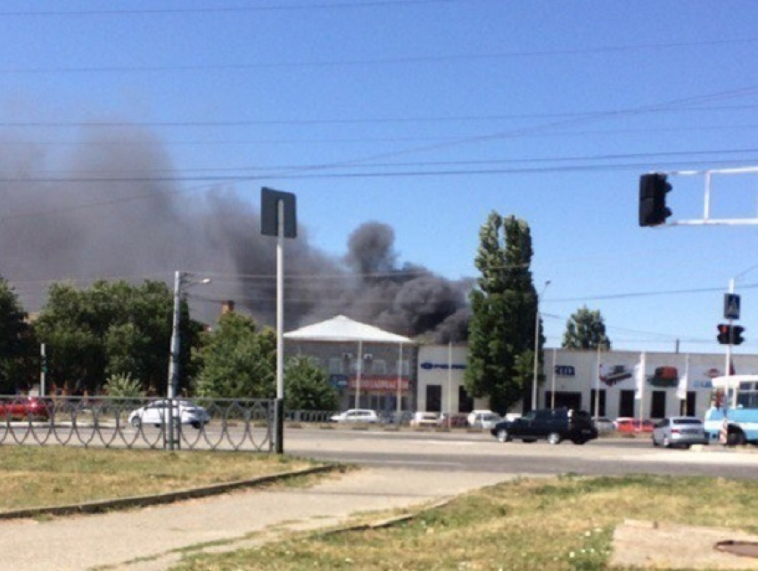 Крупный пожар в автосервисе у Старомарьевского шоссе Ставрополя попал на видео