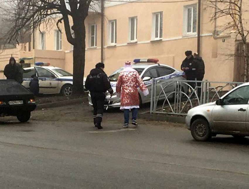 Деда Мороза задержали сотрудники ГИБДД в Ставрополе, - очевидцы