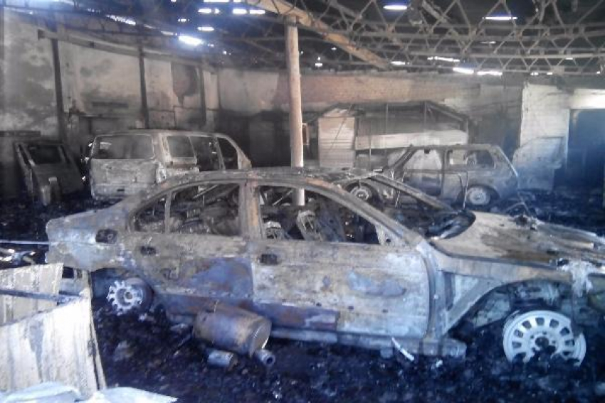 Семь автомобилей сгорели в автотехцентре около Ставрополя
